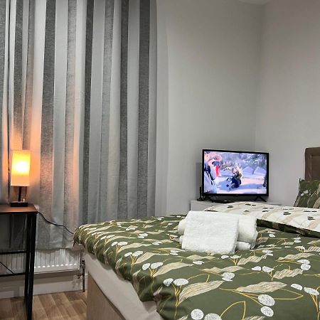 Jj Serviced Apartment - Close To Tube Station & Near Central London & Wembley Northolt  Exteriér fotografie