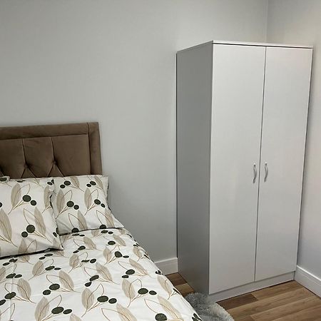 Jj Serviced Apartment - Close To Tube Station & Near Central London & Wembley Northolt  Exteriér fotografie